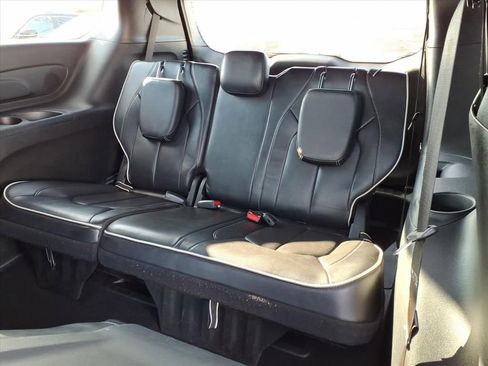 Used 2024 Chrysler Pacifica Premium image 7