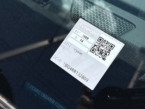 Used 2024 Chrysler Pacifica Touring-L FWD image 30