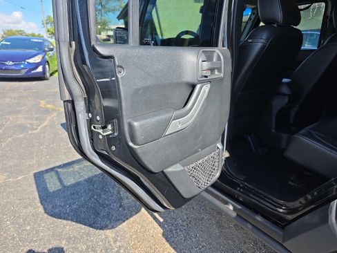 Used 2016 Jeep Wrangler Unlimited Rubicon image 11