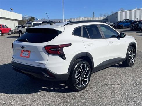 Used 2024 Chevrolet Trax RS w/ Sunroof Package image 3