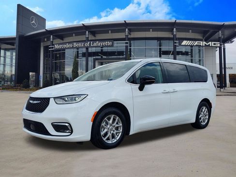 Used 2024 Chrysler Pacifica Touring-L FWD image 1