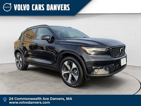 Certified 2025 Volvo XC40 B5 Plus image 1