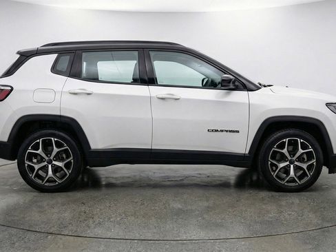 Used 2025 Jeep Compass Limited image 11