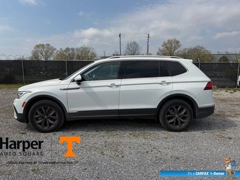 Used 2022 Volkswagen Tiguan SE w/ Panoramic Sunroof Package image 2