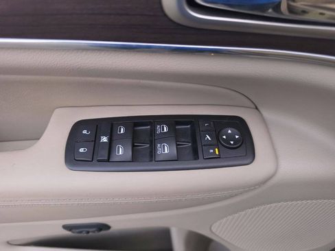 Used 2015 Jeep Grand Cherokee Overland w/ Advanced Technology Group AWD/4WD image 34