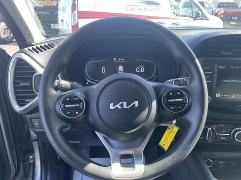Used 2025 Kia Soul LX w/ LX Technology Package FWD image 19