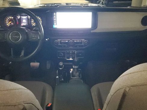 Used 2025 Jeep Gladiator Sport image 10