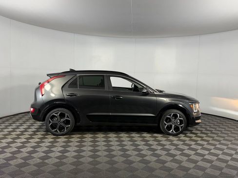 Used 2024 Kia Niro EX Touring image 7