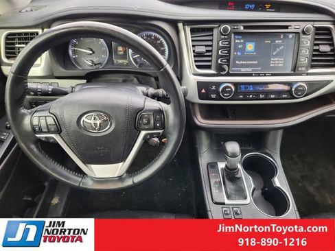 Used 2019 Toyota Highlander XLE image 29