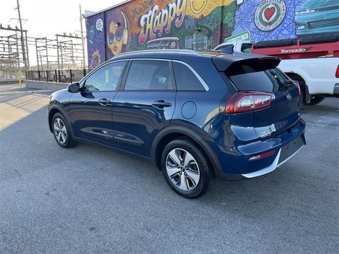 Used 2019 Kia Niro EX image 3