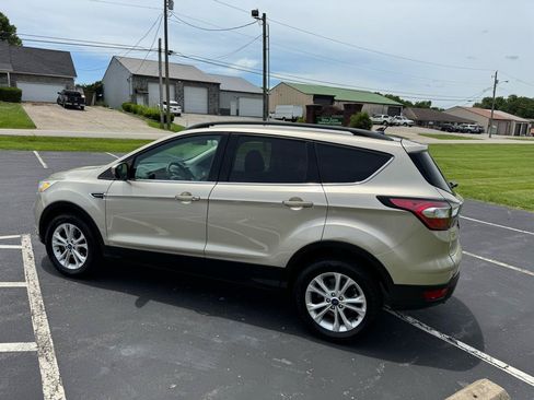 Used 2018 Ford Escape SE w/ SE Sync 3 Package AWD/4WD image 3