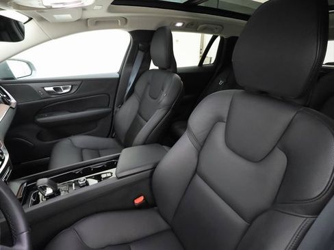 Used 2024 Volvo V60 B5 Cross Country Plus image 11