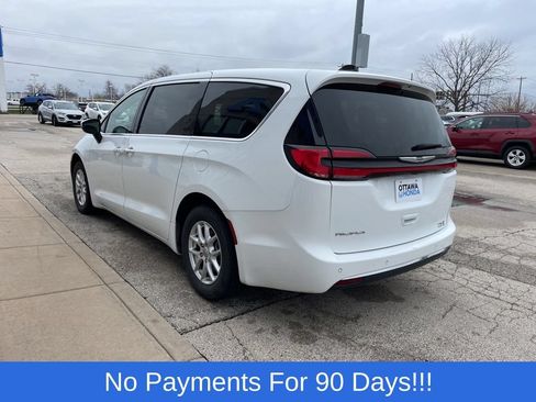 Used 2023 Chrysler Pacifica Touring-L FWD image 8