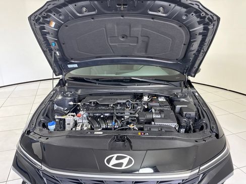Used 2024 Hyundai Elantra SE FWD image 11