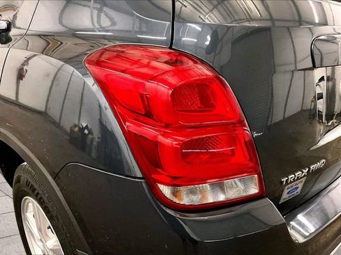 Used 2021 Chevrolet Trax LT w/ LT Convenience Package AWD/4WD image 29