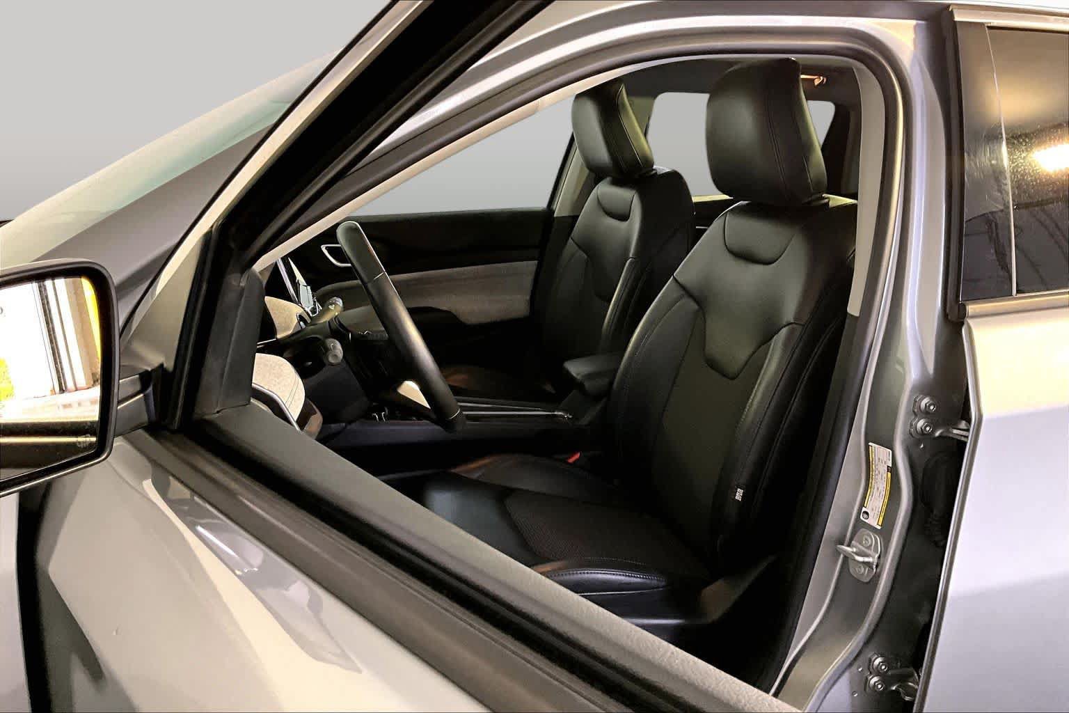 Used 2022 Jeep Compass Latitude w/ Sun and Sound Group AWD/4WD image 16