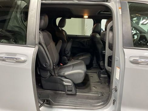 Used 2022 Toyota Sienna XLE Woodland Edition image 27
