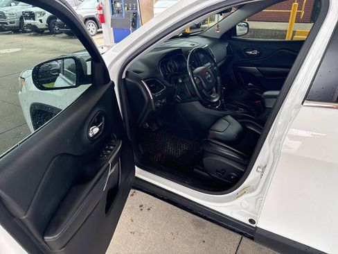 Used 2019 Jeep Cherokee Latitude Plus w/ Cold Weather Group AWD/4WD image 5