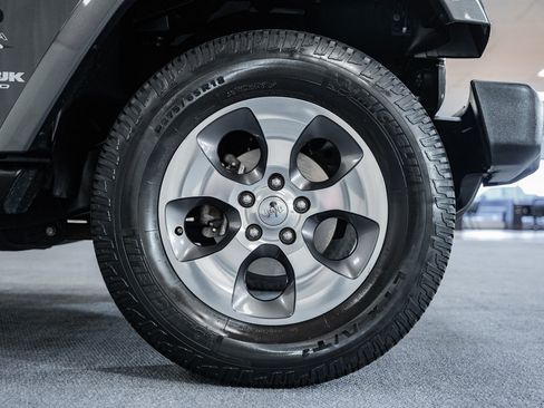 Used 2018 Jeep Wrangler Unlimited Sahara w/ Connectivity Group image 21