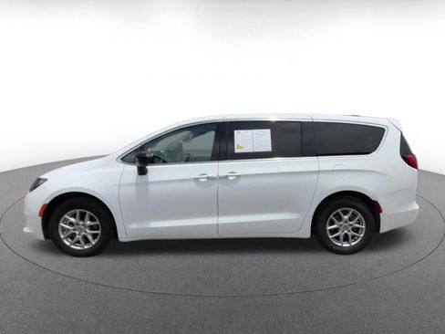 Used 2024 Chrysler Voyager LX FWD image 9