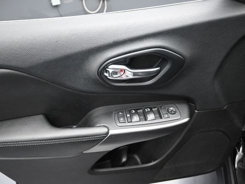 Used 2019 Jeep Cherokee Latitude Plus FWD image 10