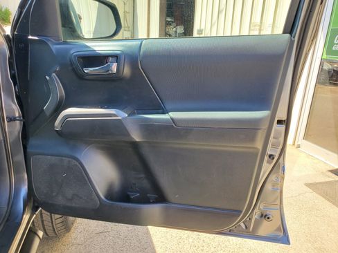 Used 2017 Toyota Tacoma TRD Sport w/ Tow Package image 16