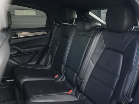 Certified 2021 Porsche Cayenne Coupe AWD/4WD image 31