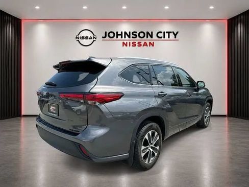 Used 2021 Toyota Highlander XLE AWD/4WD image 5