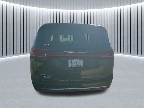 New 2026 Chrysler Pacifica Select image 4