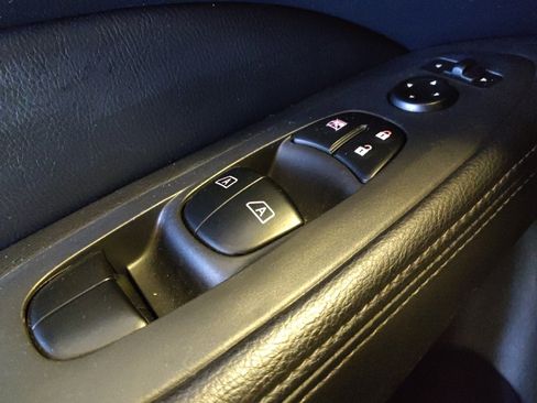 Used 2018 Nissan Pathfinder SV image 27