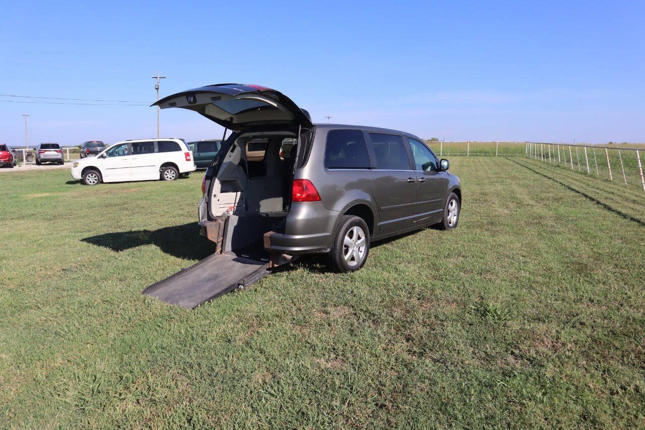 Used 2010 Volkswagen Routan SE FWD image 29