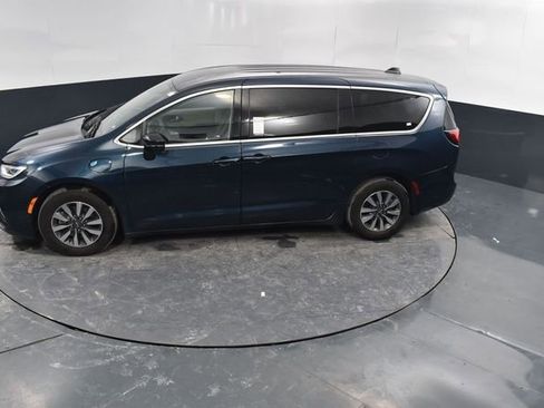 Used 2024 Chrysler Pacifica Select image 38