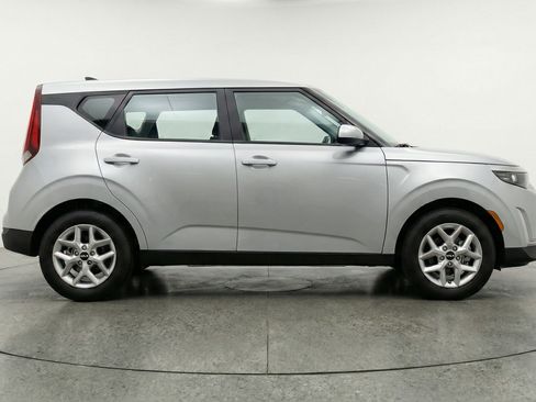 Used 2025 Kia Soul LX w/ LX Technology Package FWD image 11