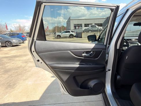 Used 2018 Nissan Rogue SV w/ Premium Package image 22