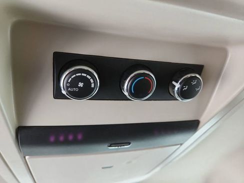 Used 2016 Chrysler Town & Country Touring image 19