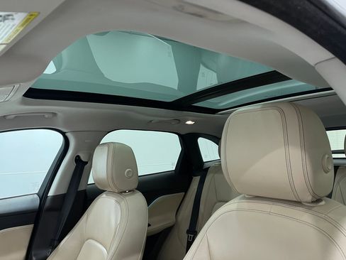 Used 2017 Jaguar F-PACE Prestige image 12