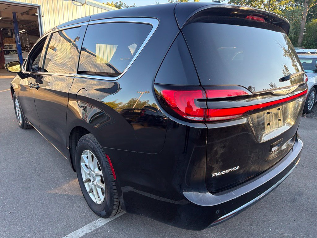 Used 2024 Chrysler Pacifica Touring FWD image 7