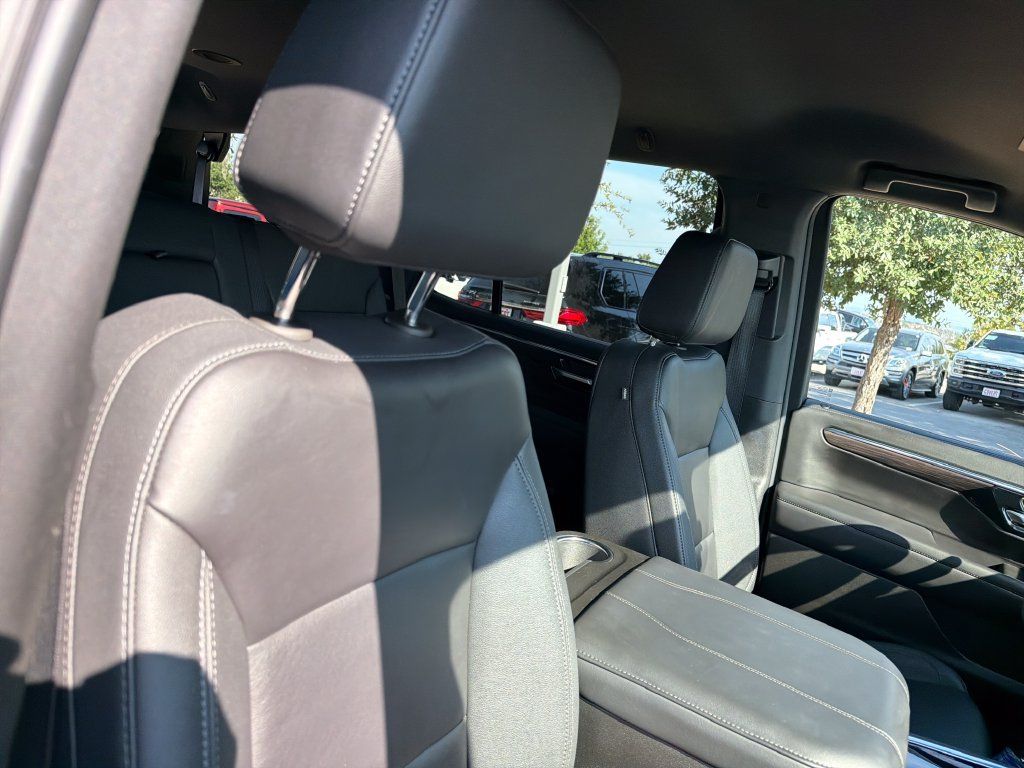 Used 2025 Chevrolet Tahoe Z71 AWD/4WD image 38