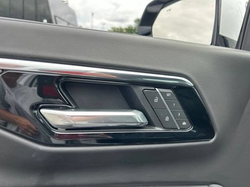 Used 2025 Chevrolet Suburban Z71 AWD/4WD image 12