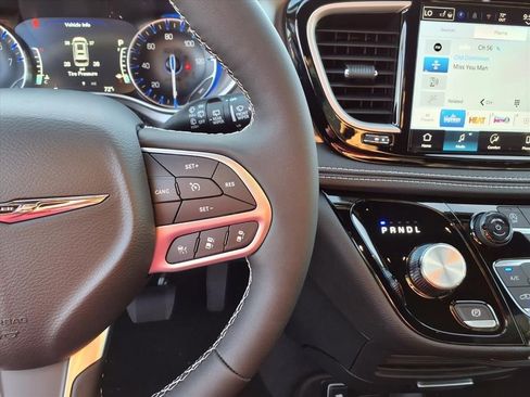 New 2026 Chrysler Pacifica Select image 11