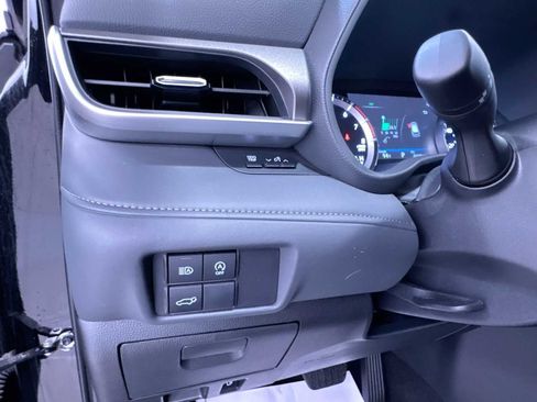 Used 2025 Toyota Highlander LE FWD image 16