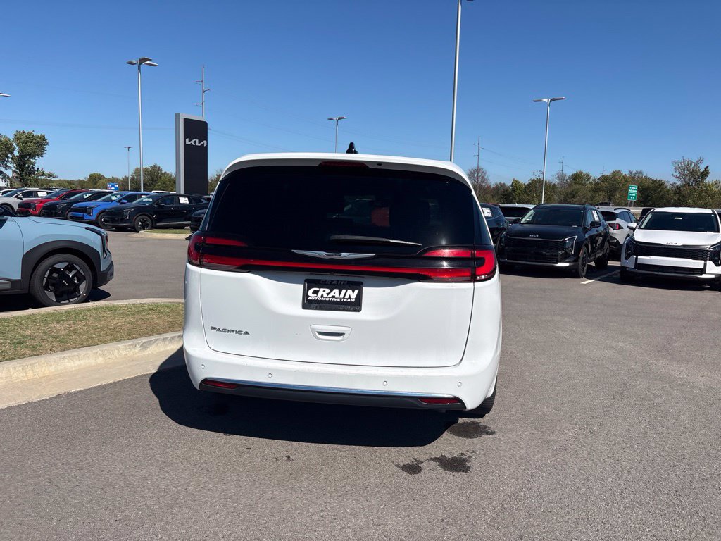Used 2025 Chrysler Pacifica Select FWD image 4