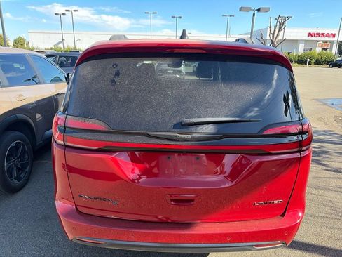 Used 2025 Chrysler Pacifica Limited FWD image 5