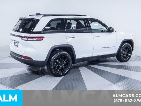 Used 2025 Jeep Grand Cherokee Altitude AWD/4WD image 8