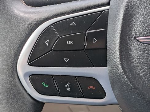 Used 2024 Chrysler Pacifica Touring-L FWD image 23