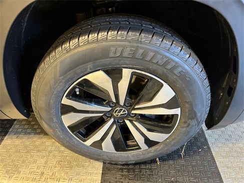 Certified 2024 Volkswagen Atlas SE image 9