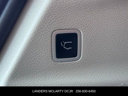 Used 2024 Chrysler Pacifica Touring-L image 18