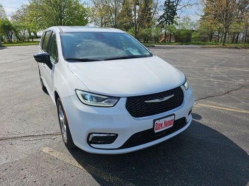 Used 2024 Chrysler Pacifica Limited w/ Trailer Tow Group AWD/4WD image 8