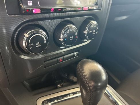 Used 2014 Dodge Challenger SXT image 40