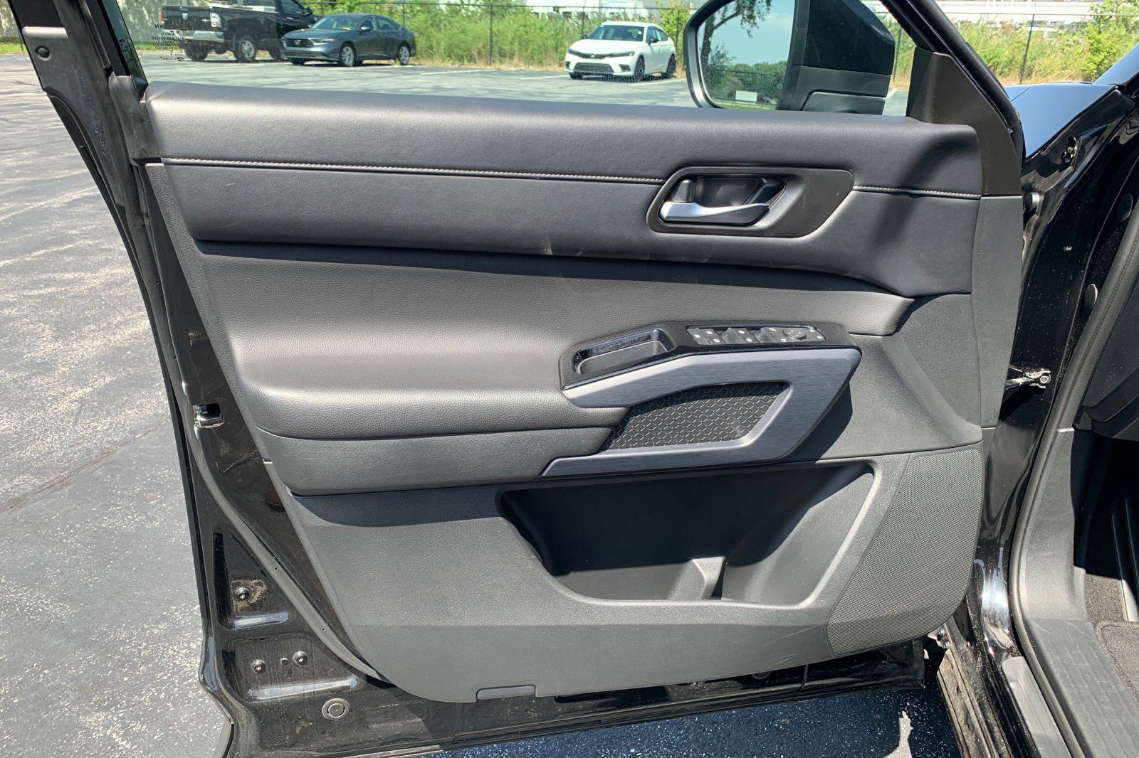Used 2025 Nissan Pathfinder SL AWD/4WD image 13